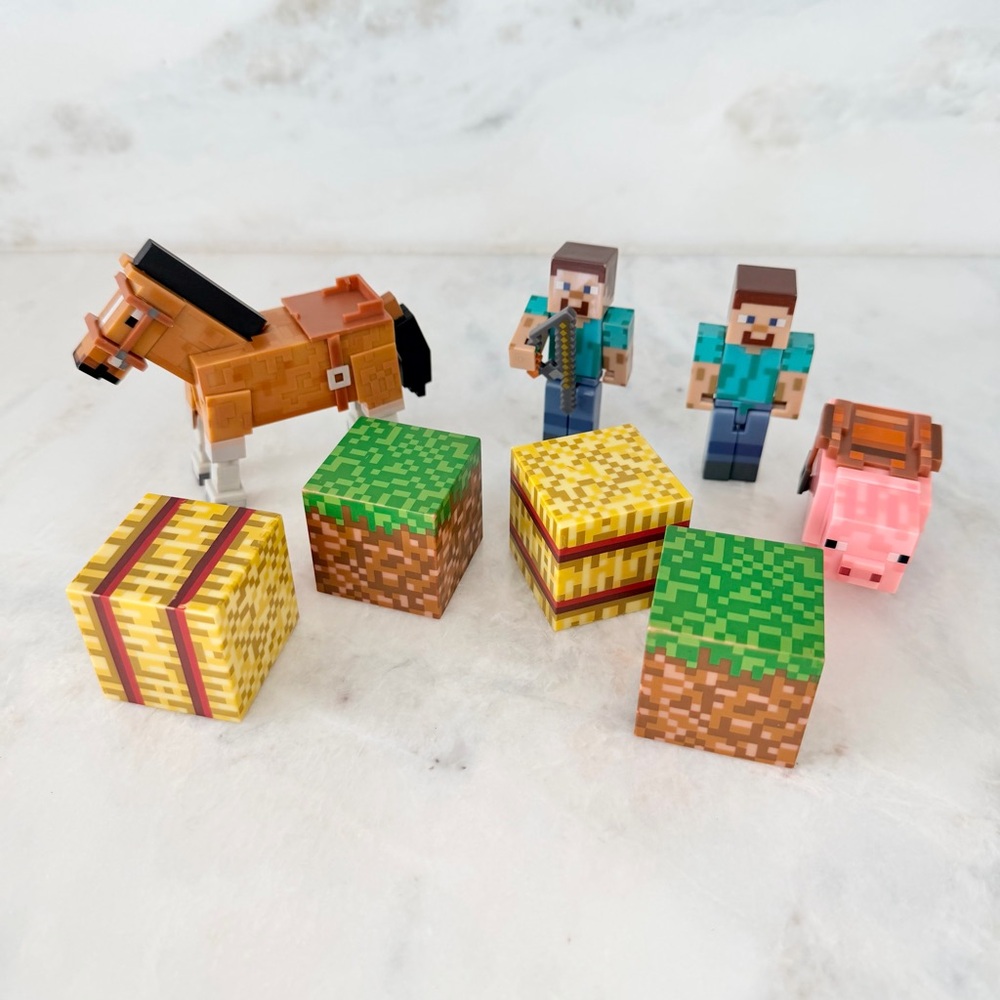Minecraft Adventure Playset with Figures and Blocks